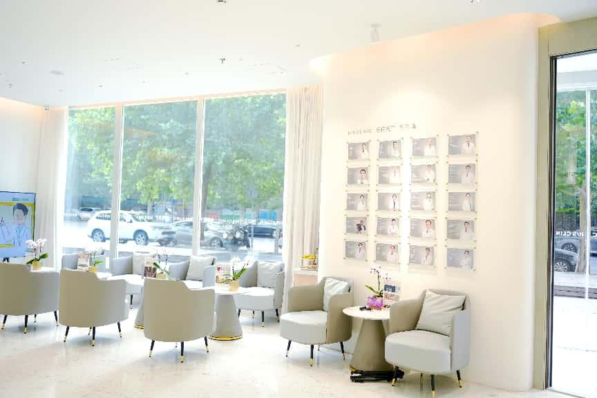 整洁的门诊等候区域